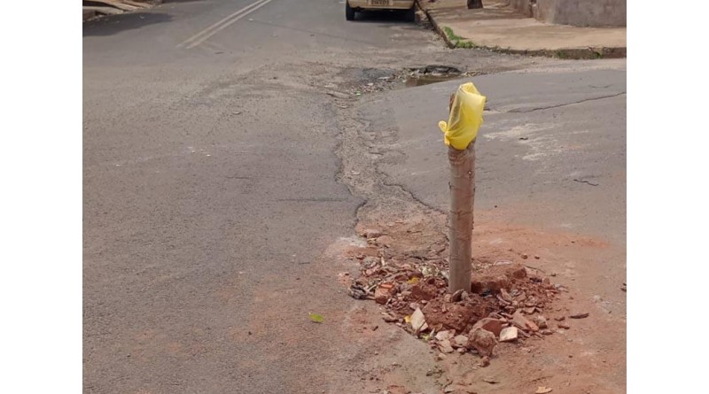 Moradores cansados de esperar por providências sinalizam buracos na Vila Nova